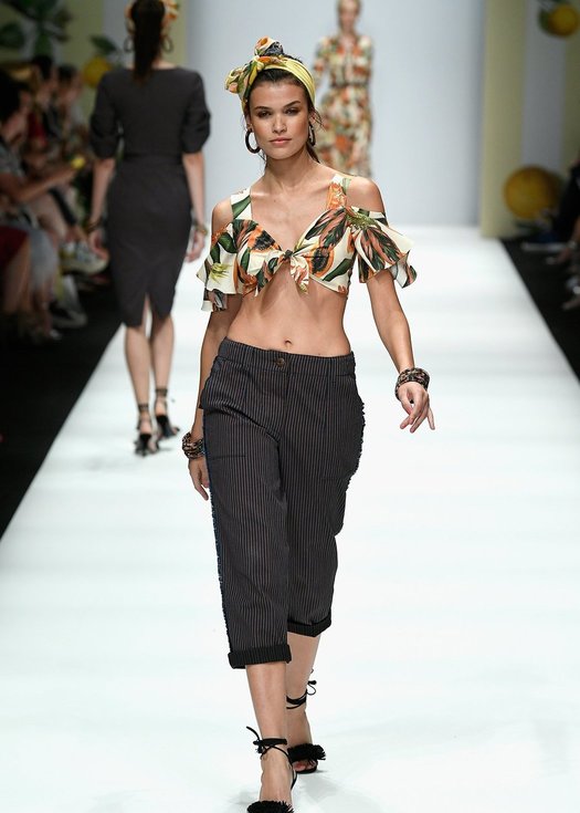 Lena Hoschek Spring/Summer 2019 zeigt Tutti Frutti auf dem Laufsteg